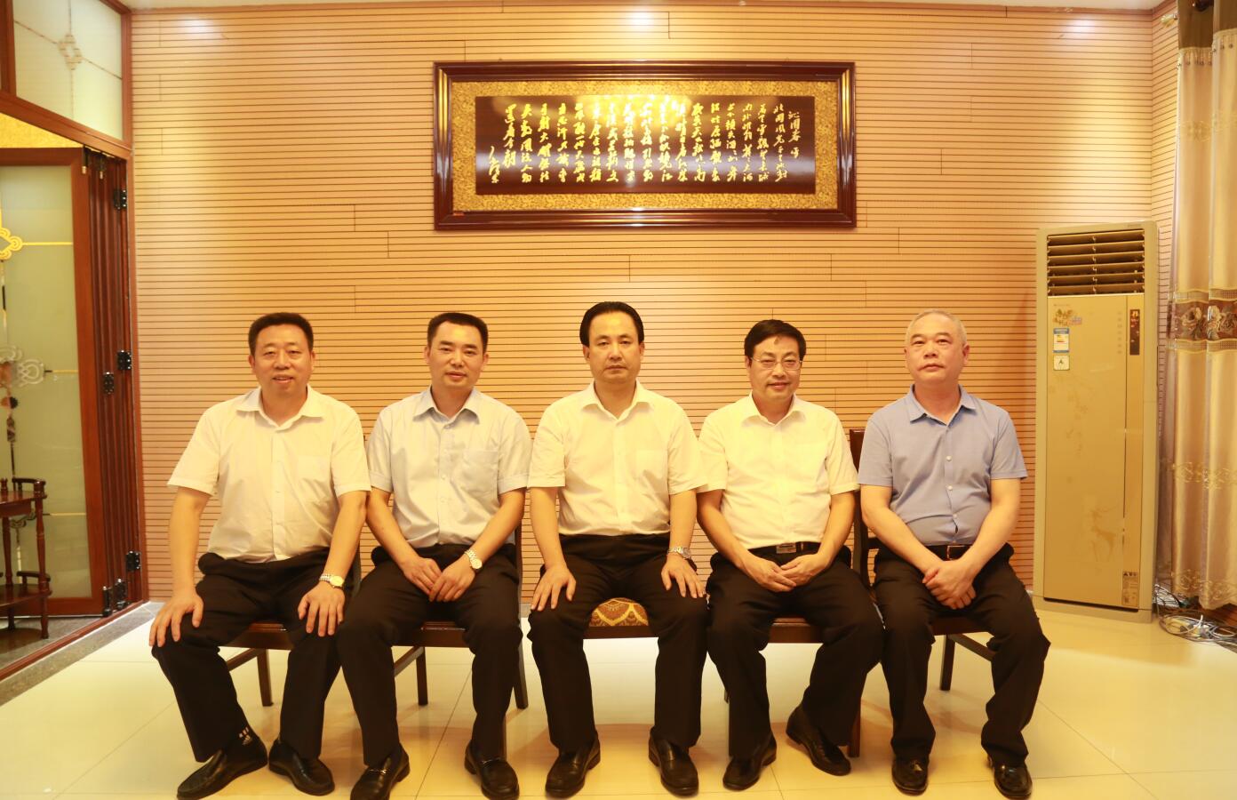 1584690973130297.jpg 2016年9月,时任市委常务副市长杨亲鹏等领导莅临公司指导.JPG